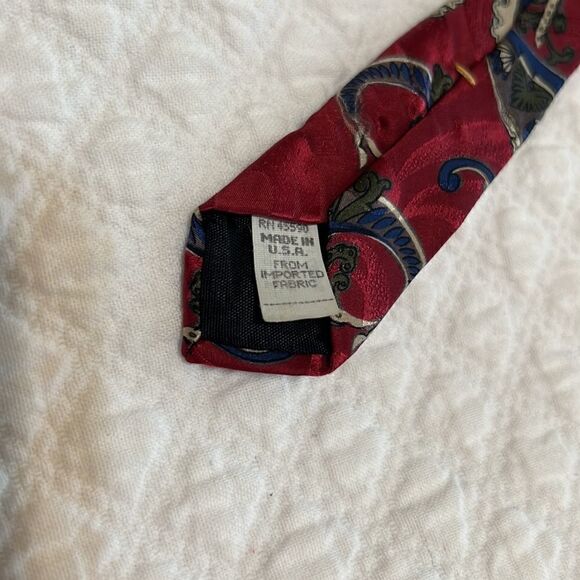 Oscar de la Renta Couture Collection Red Blue and Green Paisley Design Tie - Picture 4 of 5